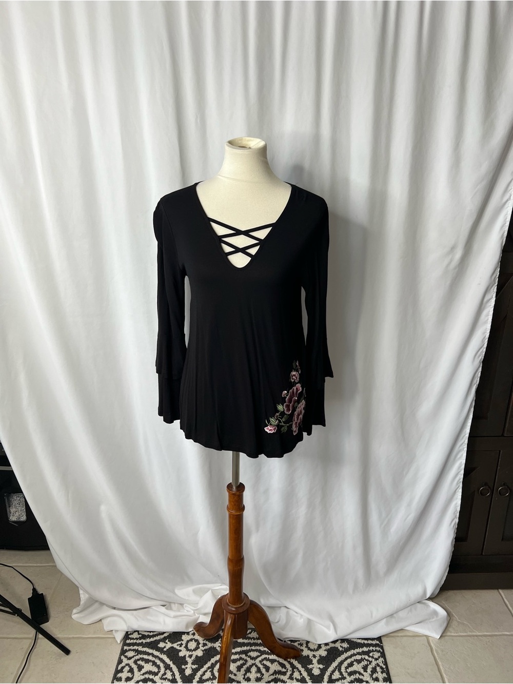 VENUS Black Crisscross Floral Embroidered Lightweight Sweater Top– Size Medium 🌸